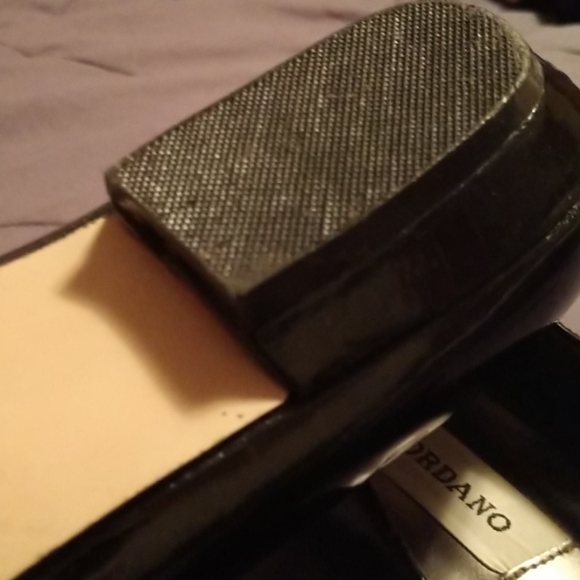 Black 🖤 Patent low Heel Shoes w/ Chiffon Roses - Picture 4 of 9